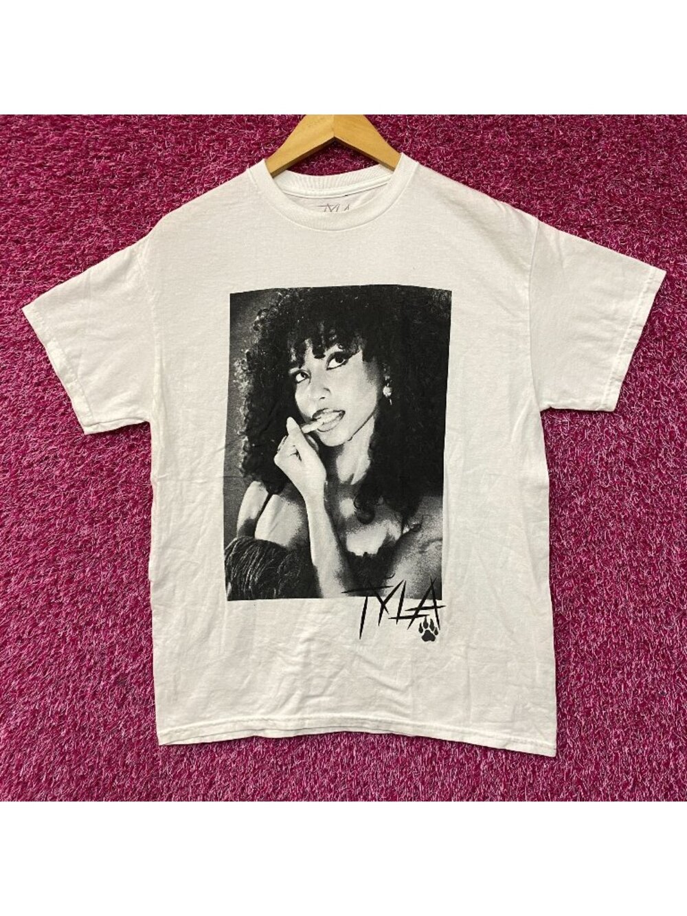 Tyla We Wanna Party Album Poster T-Shirt Small